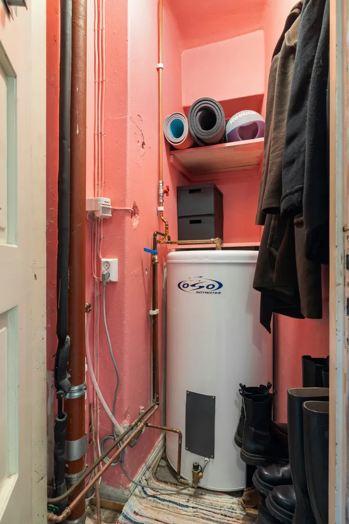 Domestic hot water cylinder plumbed in copper in an airing cupboard